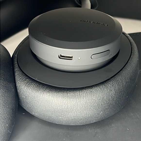 Urbanista Los Angeles Solar Powered Active Bluetooth Headphones - Picture 8 of 16